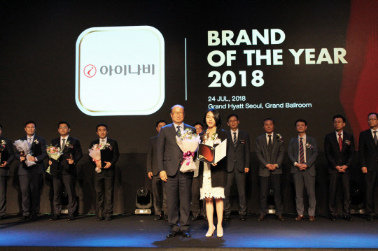 팅크웨어는 회사 내비게이션과 블랙박스 브랜드 아이나비가 국내 소비자를 대상으로 실시한 '2018 올해의 브랜드 대상'에서 7년 연속 블랙박스 부문 최고 브랜드에 선정됐다고 25일 밝혔다. 이남경 팅크웨어 마케팅본부장(오른쪽)이 시상하고 있는 모습. <팅크웨어 제공>